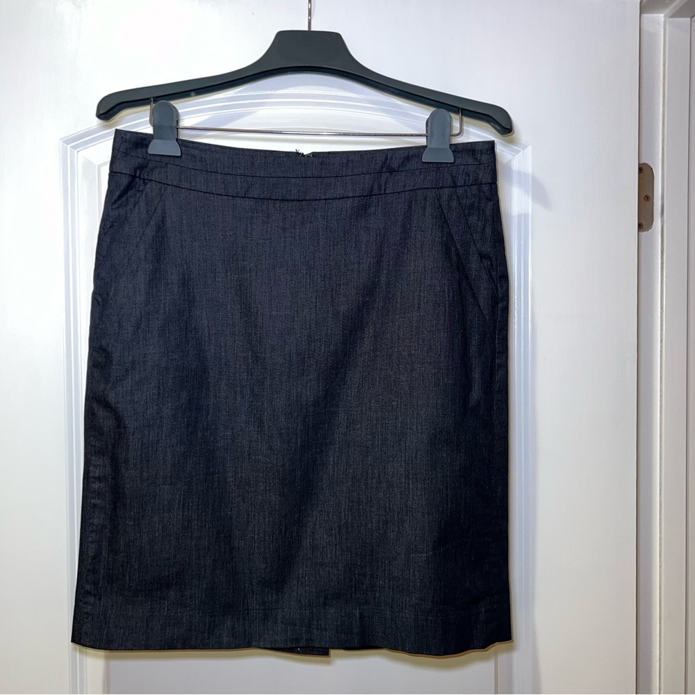 Ann Taylor LOFT Women's Blue Lightweight Knee Length Pencil Skirt. Size 8